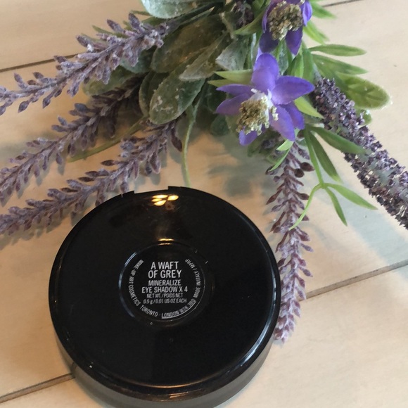 MAC A Waft of Grey Eyeshadow - Picture 5 of 6